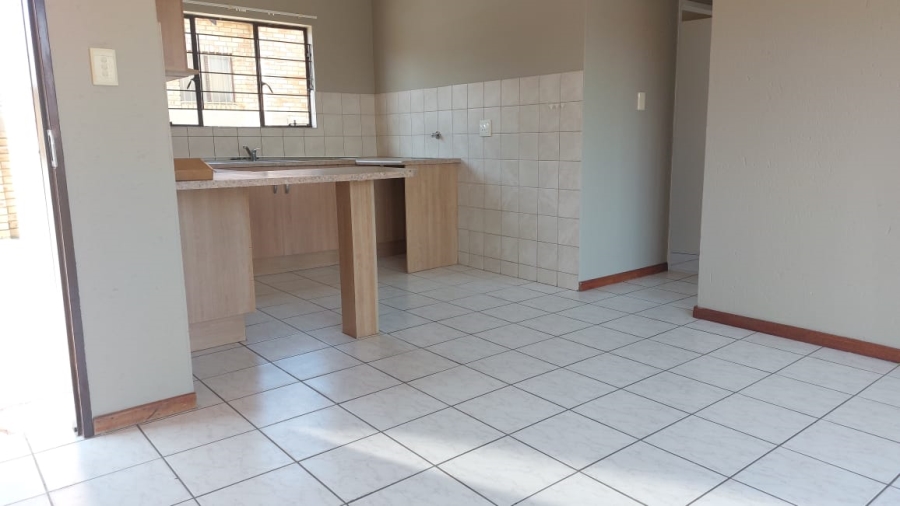 To Let 3 Bedroom Property for Rent in Greenhills Gauteng