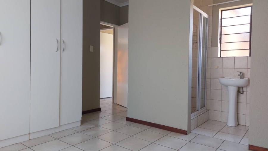 To Let 3 Bedroom Property for Rent in Greenhills Gauteng
