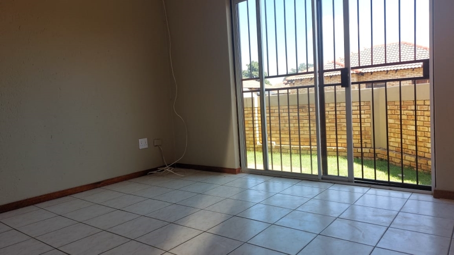 To Let 3 Bedroom Property for Rent in Greenhills Gauteng