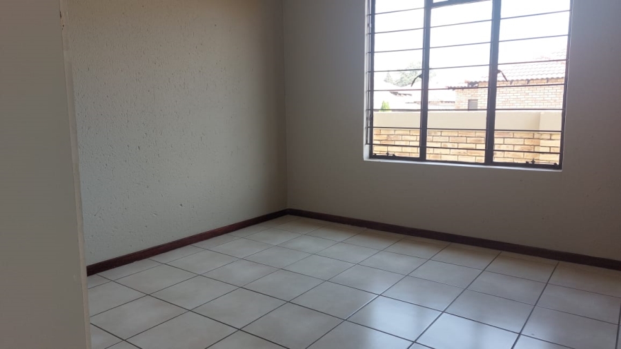 To Let 3 Bedroom Property for Rent in Greenhills Gauteng