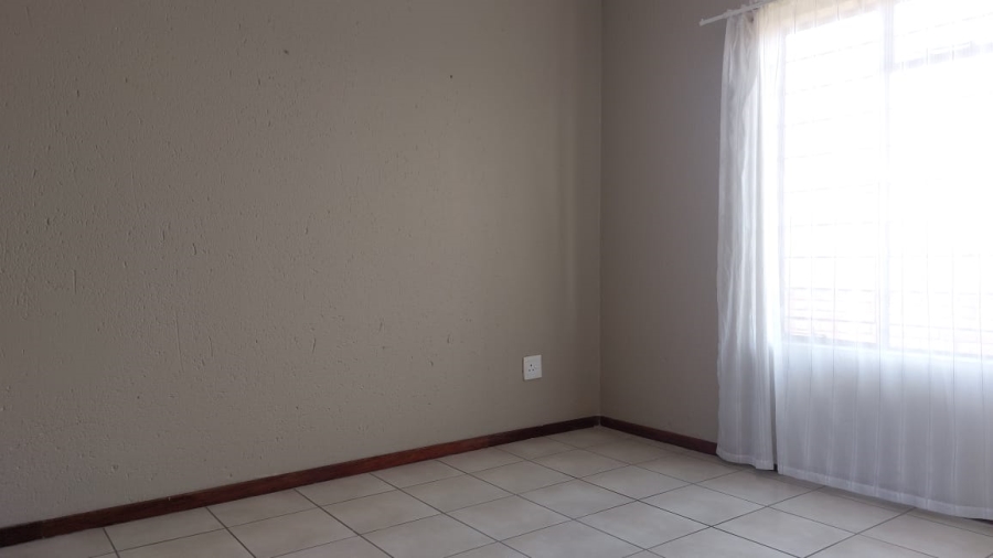 To Let 3 Bedroom Property for Rent in Greenhills Gauteng