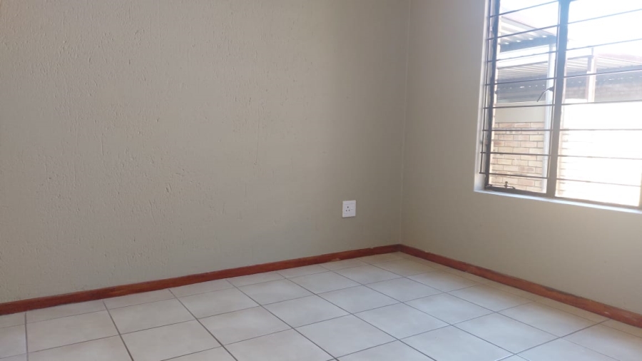 To Let 3 Bedroom Property for Rent in Greenhills Gauteng