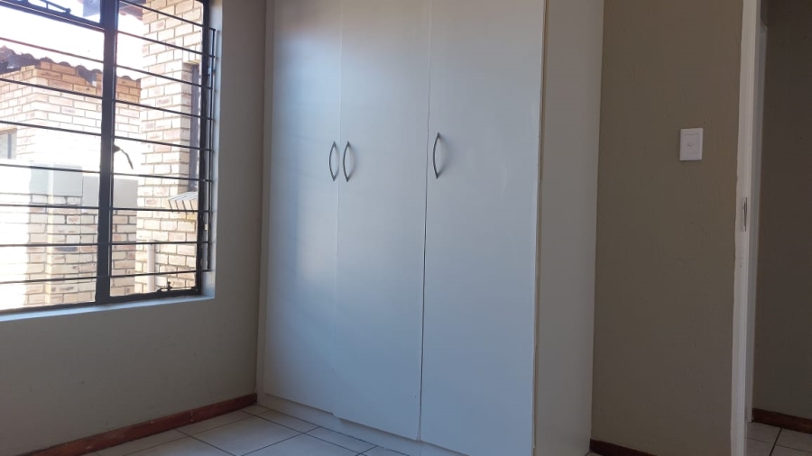 To Let 3 Bedroom Property for Rent in Greenhills Gauteng