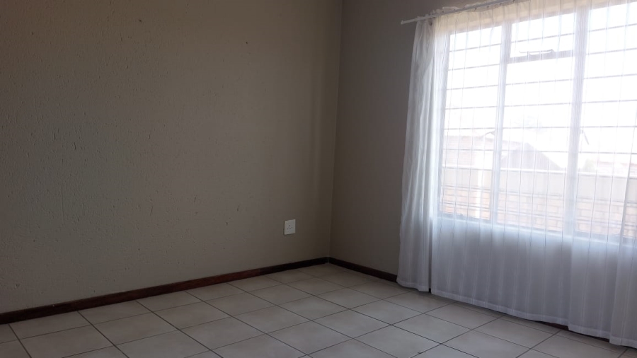 To Let 3 Bedroom Property for Rent in Greenhills Gauteng