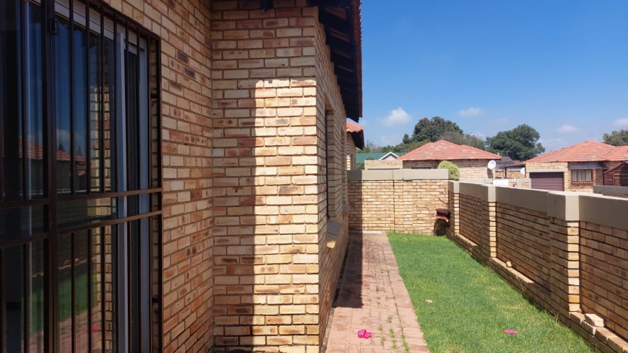 To Let 3 Bedroom Property for Rent in Greenhills Gauteng
