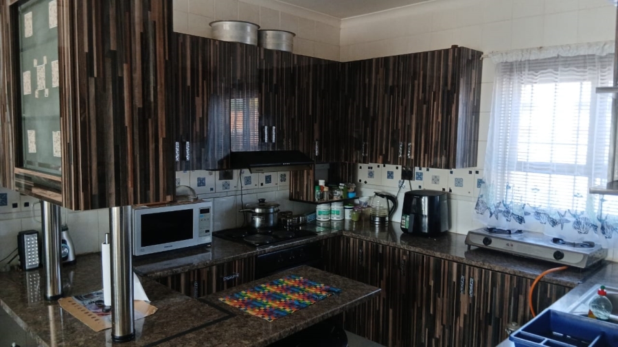 2 Bedroom Property for Sale in Glen Marais Gauteng
