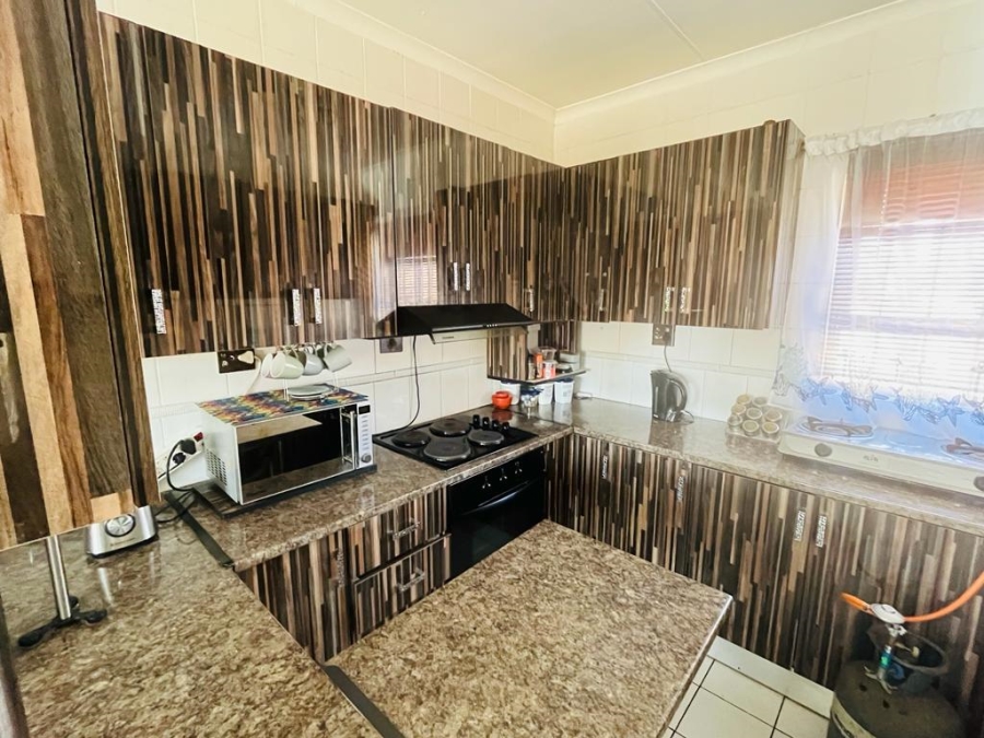 2 Bedroom Property for Sale in Glen Marais Gauteng