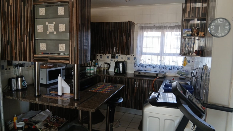 2 Bedroom Property for Sale in Glen Marais Gauteng