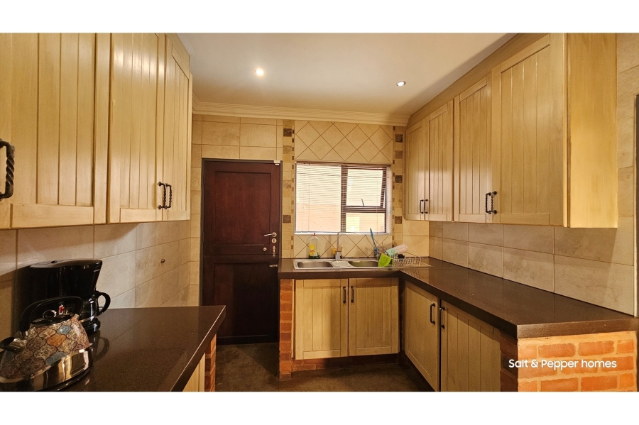 To Let 4 Bedroom Property for Rent in Rose Acres Estate Gauteng