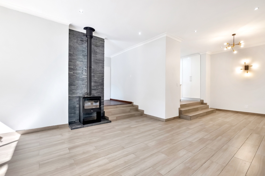5 Bedroom Property for Sale in Linden Gauteng