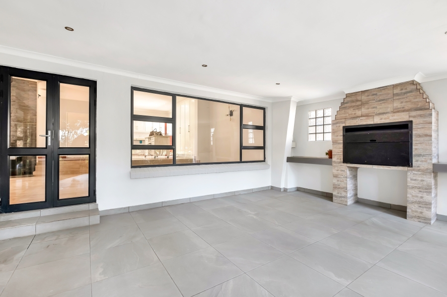 5 Bedroom Property for Sale in Linden Gauteng