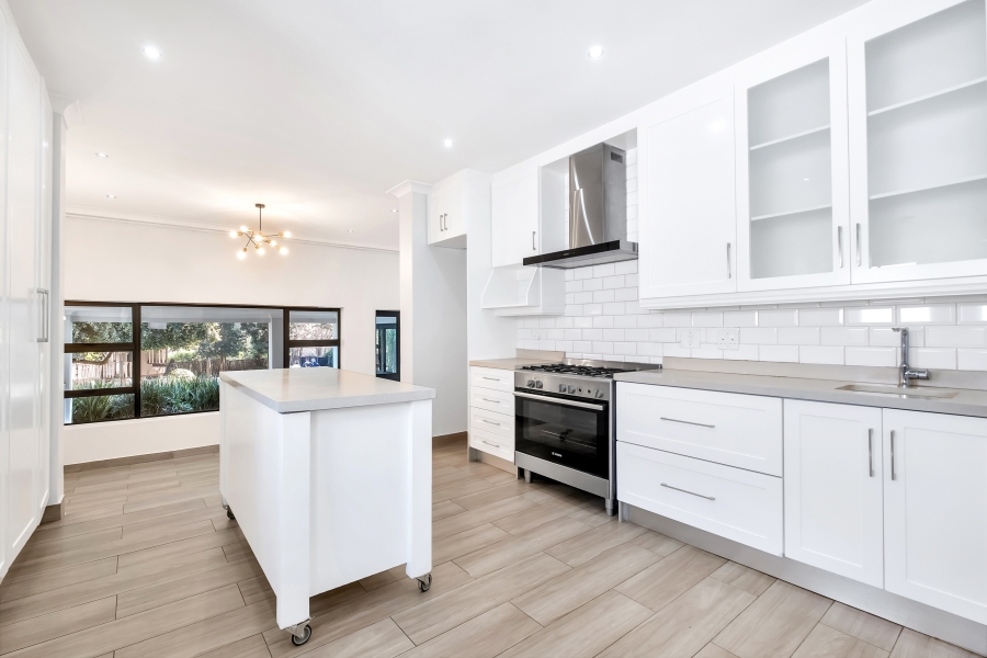 5 Bedroom Property for Sale in Linden Gauteng