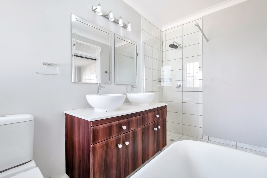 5 Bedroom Property for Sale in Linden Gauteng