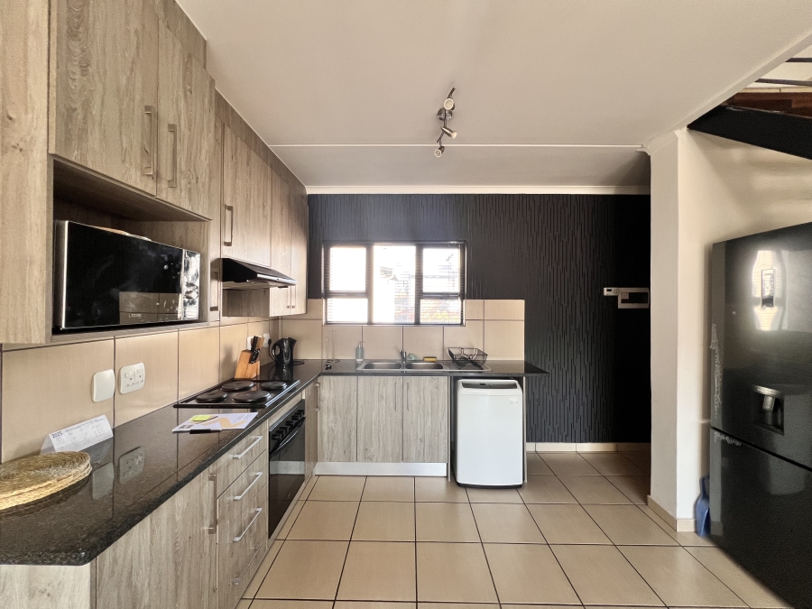To Let 3 Bedroom Property for Rent in Barbeque Downs Gauteng