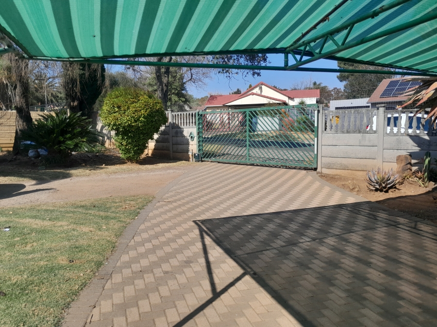 To Let 1 Bedroom Property for Rent in Brackendowns Gauteng