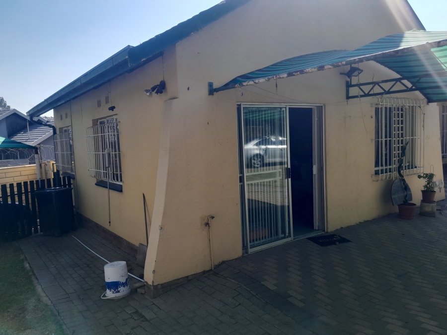 To Let 1 Bedroom Property for Rent in Brackendowns Gauteng