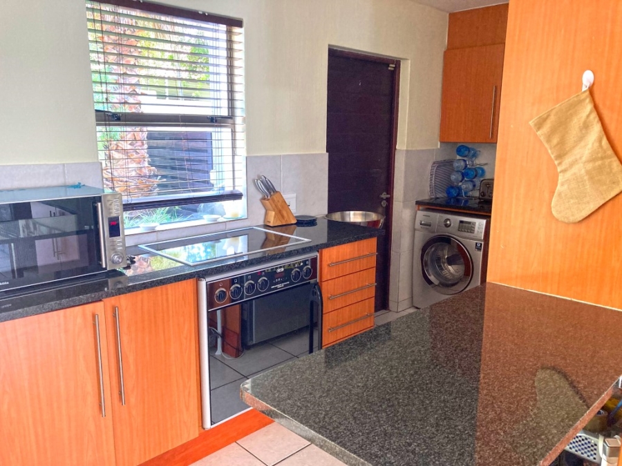 To Let 2 Bedroom Property for Rent in Waverley Gauteng