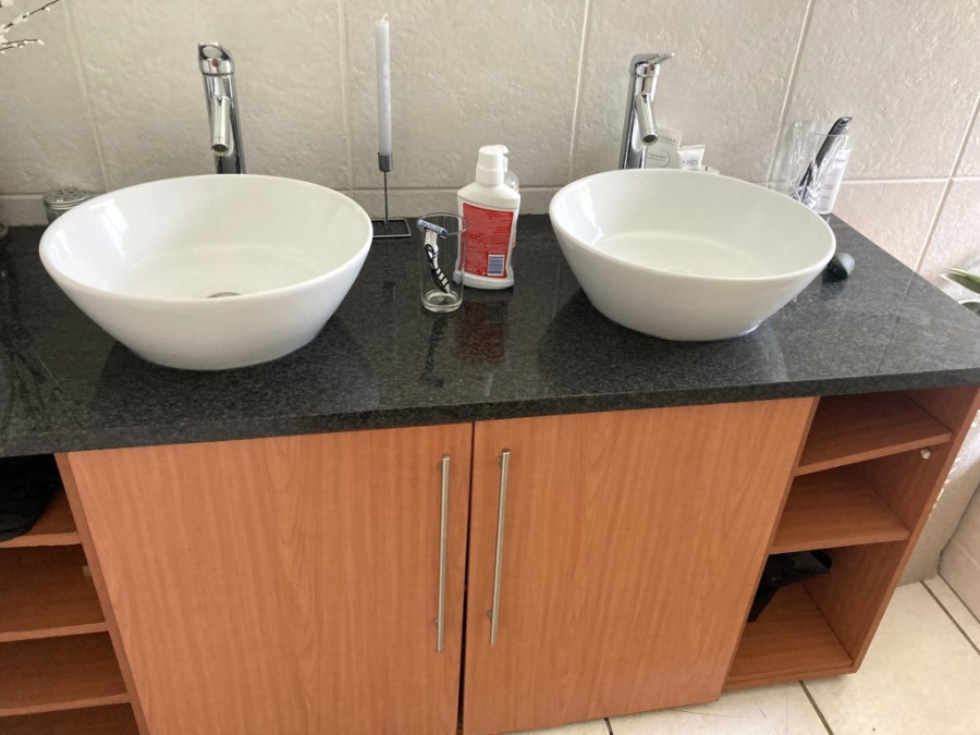 To Let 2 Bedroom Property for Rent in Waverley Gauteng