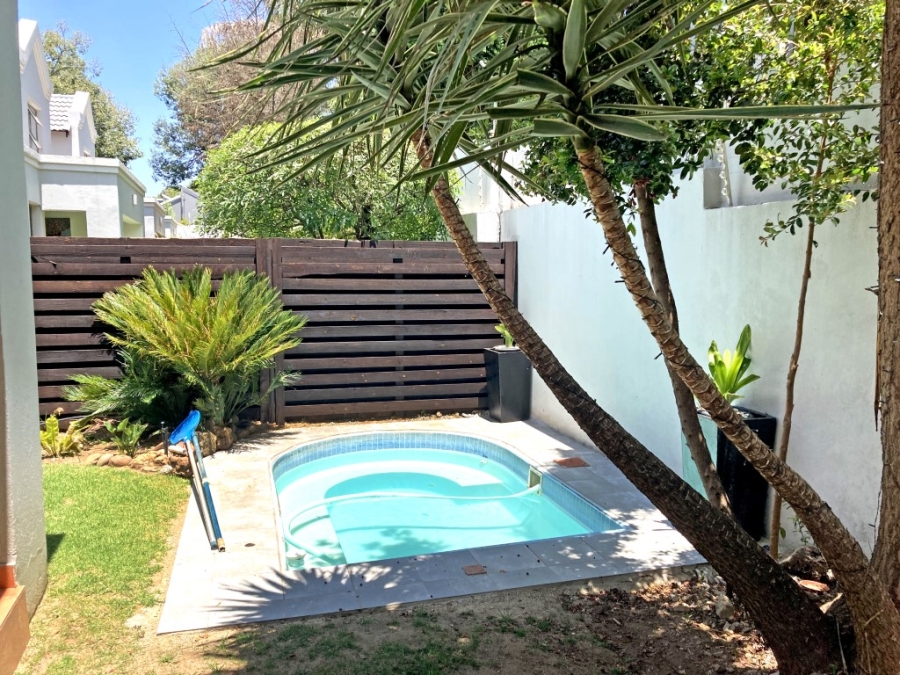 To Let 2 Bedroom Property for Rent in Waverley Gauteng