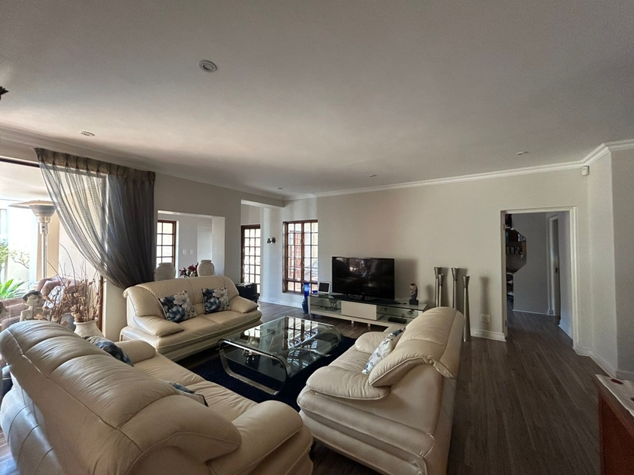 4 Bedroom Property for Sale in Nieuw Muckleneuk Gauteng