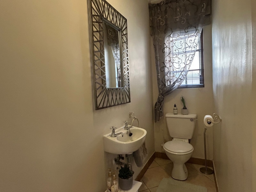 4 Bedroom Property for Sale in Nieuw Muckleneuk Gauteng