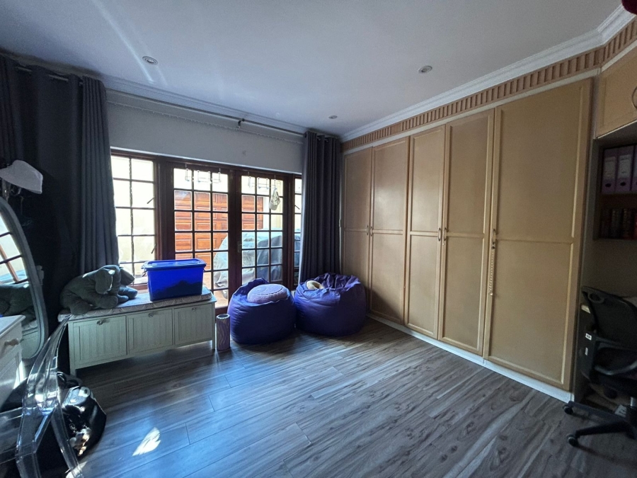 4 Bedroom Property for Sale in Nieuw Muckleneuk Gauteng