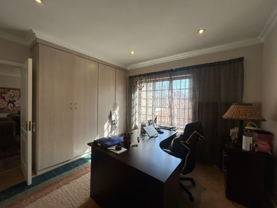 4 Bedroom Property for Sale in Nieuw Muckleneuk Gauteng