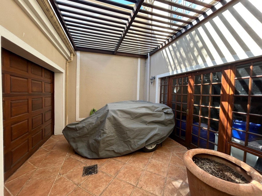 4 Bedroom Property for Sale in Nieuw Muckleneuk Gauteng