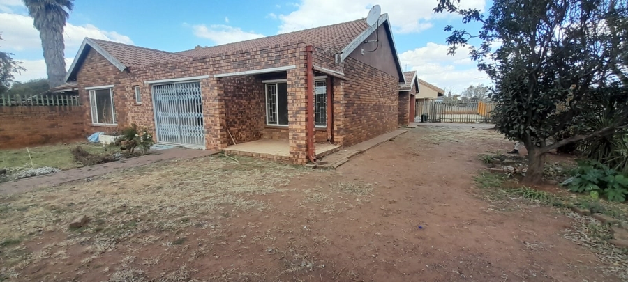 To Let 3 Bedroom Property for Rent in Unitas Park Gauteng