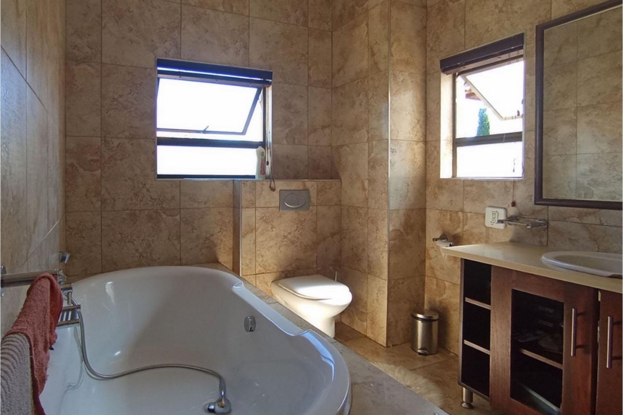 5 Bedroom Property for Sale in Mooikloof Gauteng