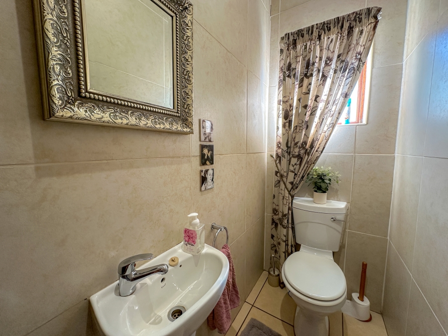4 Bedroom Property for Sale in Midfield Estate Gauteng
