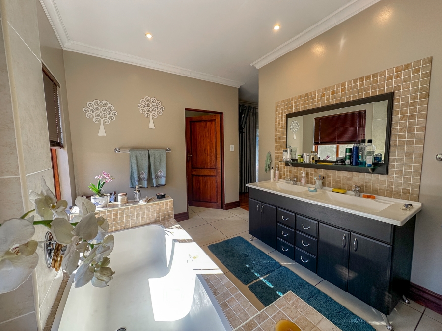4 Bedroom Property for Sale in Midfield Estate Gauteng