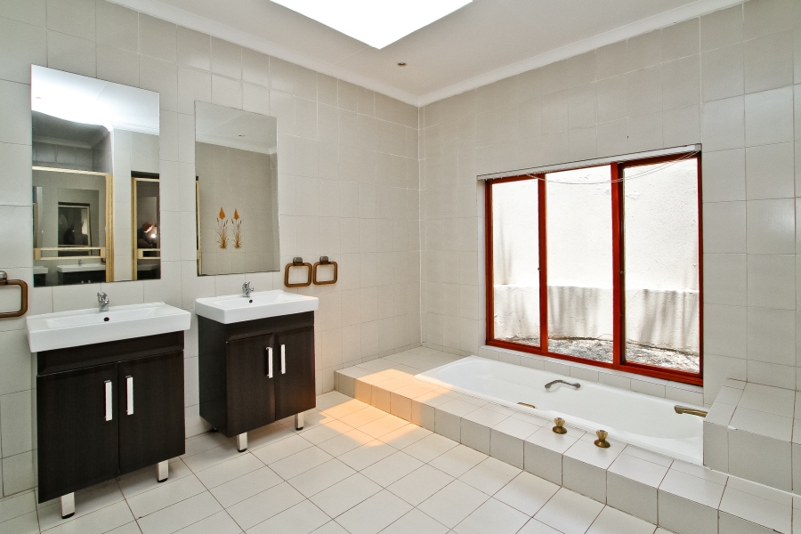 5 Bedroom Property for Sale in Morningside Manor Gauteng