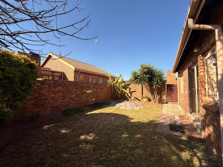 To Let 2 Bedroom Property for Rent in Amberfield Gauteng