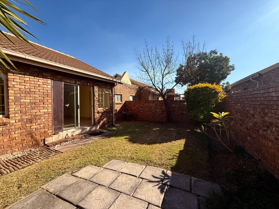 To Let 2 Bedroom Property for Rent in Amberfield Gauteng