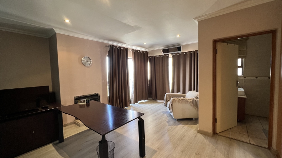 6 Bedroom Property for Sale in Blue Saddle Ranches Gauteng