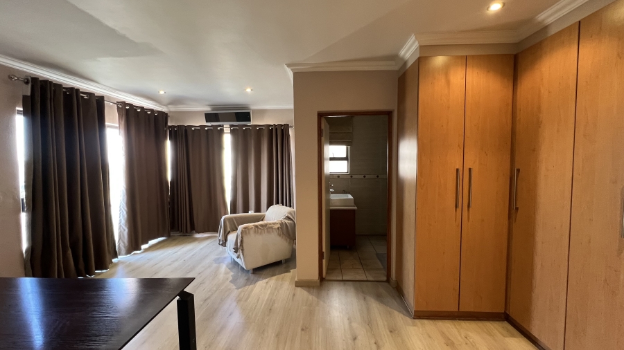 6 Bedroom Property for Sale in Blue Saddle Ranches Gauteng