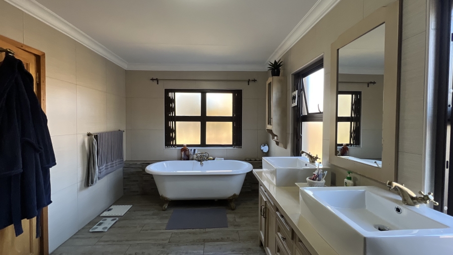 5 Bedroom Property for Sale in Blue Saddle Ranches Gauteng