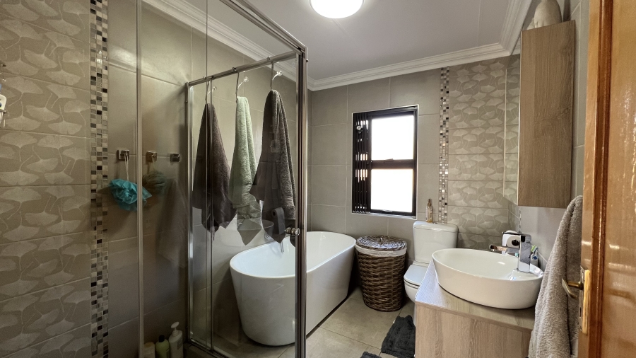 5 Bedroom Property for Sale in Blue Saddle Ranches Gauteng