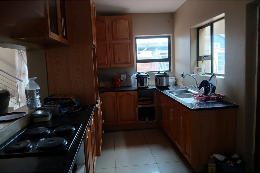 6 Bedroom Property for Sale in Hospital View Gauteng