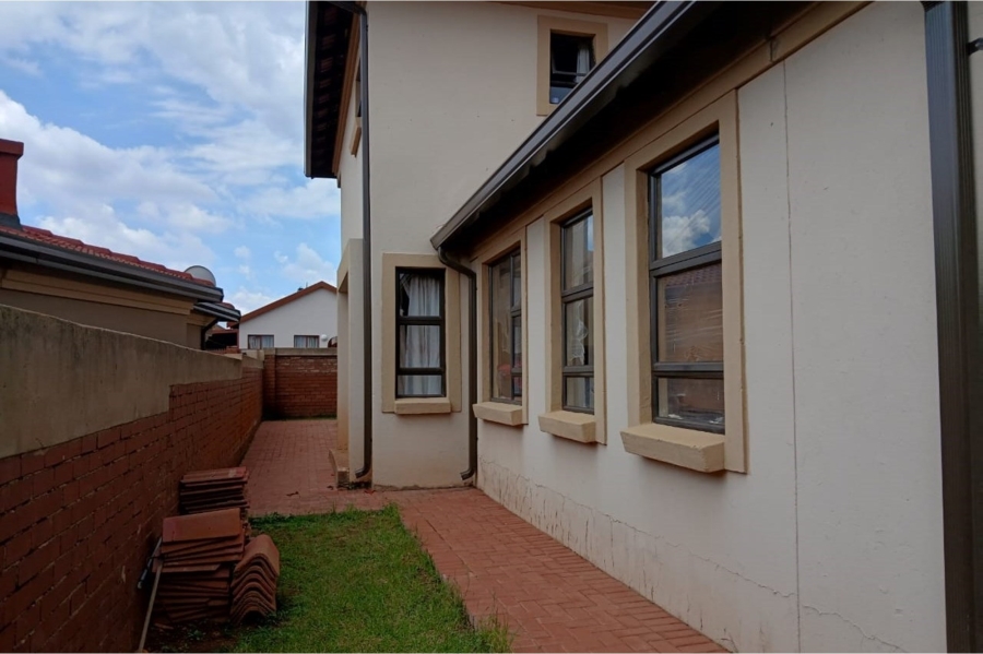 6 Bedroom Property for Sale in Hospital View Gauteng