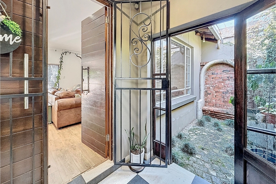 5 Bedroom Property for Sale in Faerie Glen Gauteng