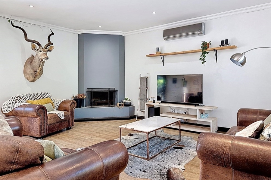 5 Bedroom Property for Sale in Faerie Glen Gauteng