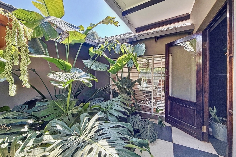 5 Bedroom Property for Sale in Faerie Glen Gauteng