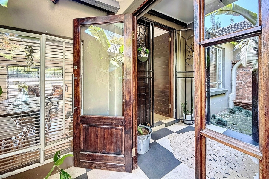 5 Bedroom Property for Sale in Faerie Glen Gauteng