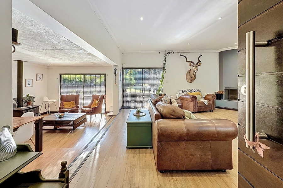 5 Bedroom Property for Sale in Faerie Glen Gauteng