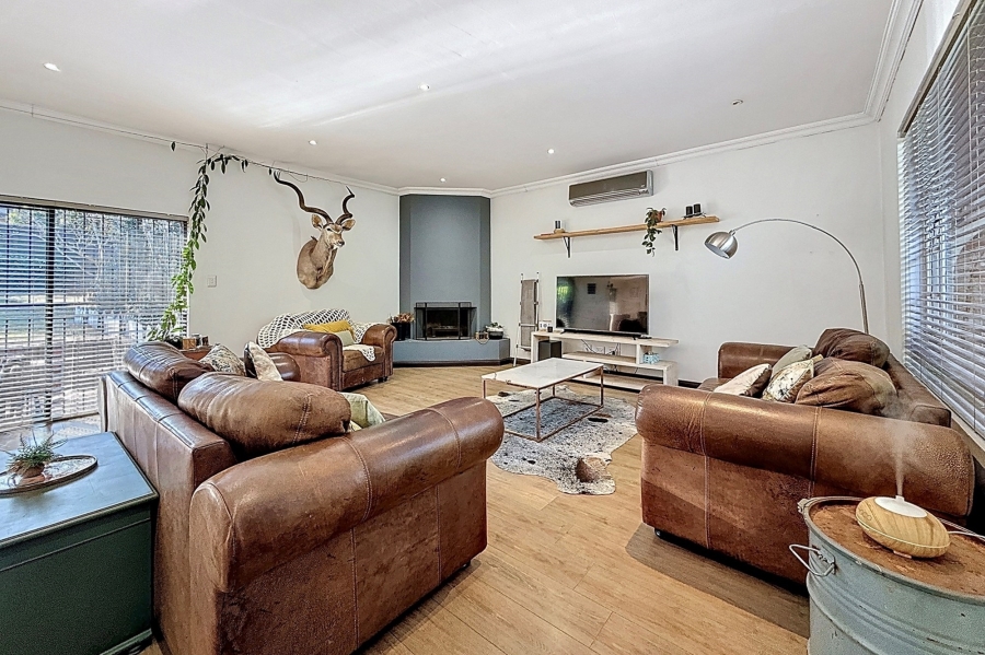 5 Bedroom Property for Sale in Faerie Glen Gauteng