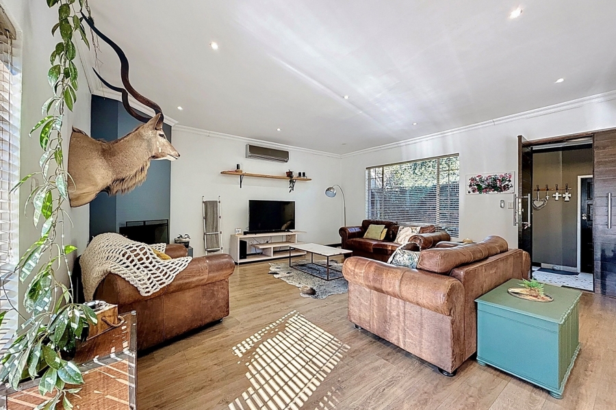 5 Bedroom Property for Sale in Faerie Glen Gauteng