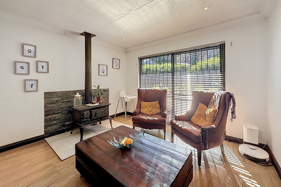 5 Bedroom Property for Sale in Faerie Glen Gauteng