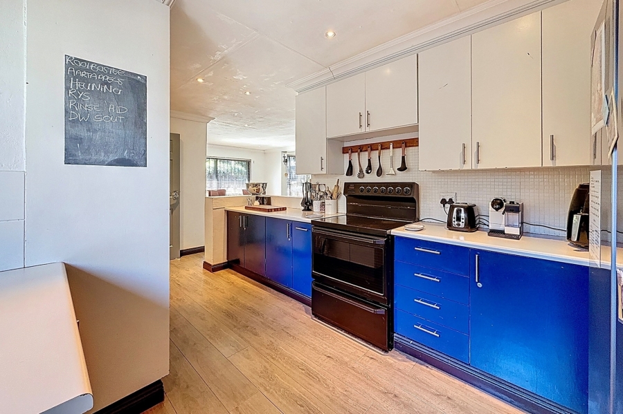 5 Bedroom Property for Sale in Faerie Glen Gauteng